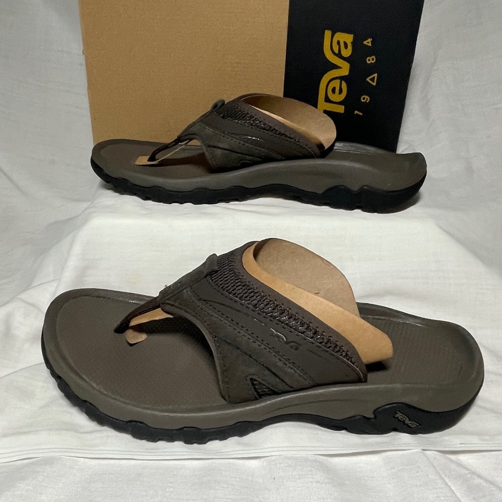 Teva Men’s Pajaro Flip Flop. Wide strap. Brown  Size 9. Summer Shoe. New In Box
